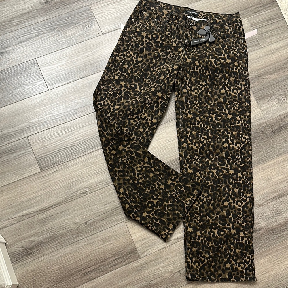 Leopard Print Jeans with Pink Accents 🎀 - Picture 3 of 3